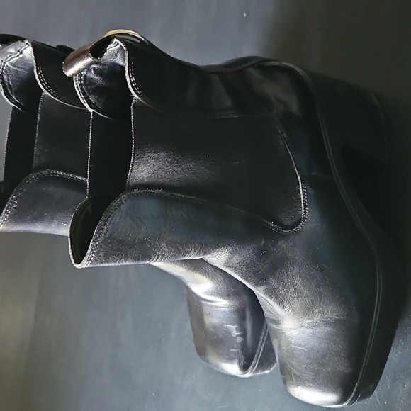 L'INTERVALLE Sleek Black Ankle Boots - Picture 2 of 4